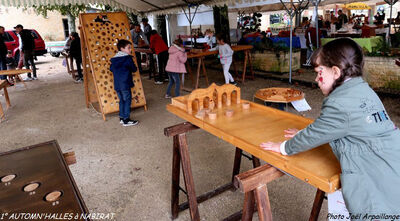 Photographie des enfants jouant avec les jeux anciens en bois